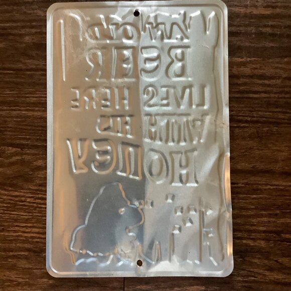 An Old Bear Lives Here With His Honey Metal Embossed Sign 12"x8" Cabin Country - Picture 2 of 6